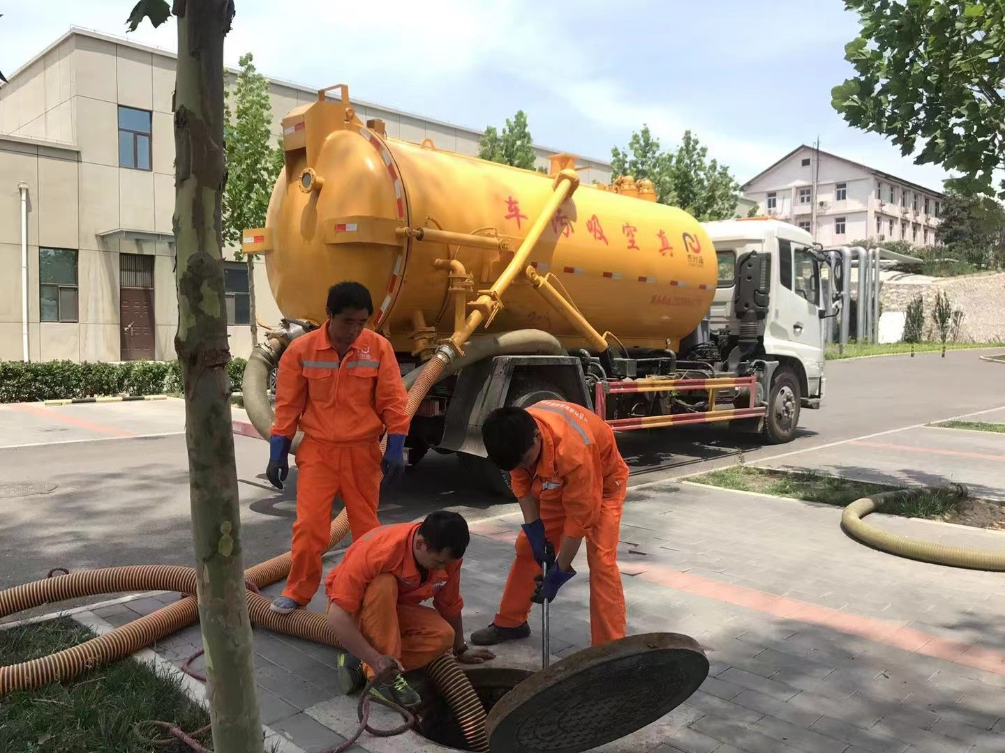 武清管道疏通车停在窨井附近