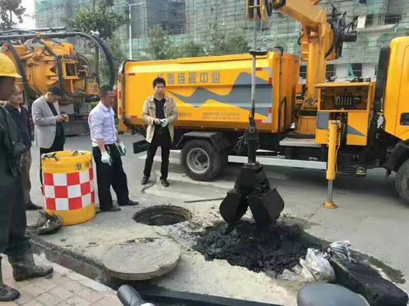 武清街道：网格员化身“清道夫”，为民解忧疏通“堵心”化粪池